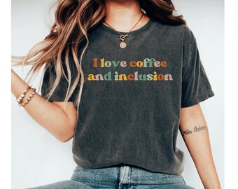 Camiseta "Me encanta el café y la inclusión", camiseta para profesor de educación especial, camiseta de concienciación sobre el autismo, regalo para profesor de educación especial, camiseta inclusiva