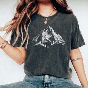 Camiseta de montaña, camiseta vintage de montaña, camiseta de senderismo, camiseta para actividades al aire libre, regalo para amantes de la naturaleza, camiseta de aventura, camiseta de camping, camiseta minimalista de montaña imagen 1
