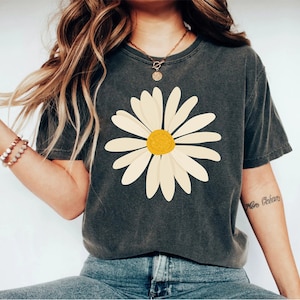 daisy shirt, daisy tshirt, womens tshirts, tshirt women trendy, boho shirt, daisy t shirt, flower shirt, daisy shirt women, graphic tee