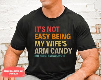 No es fácil ser el dulce del brazo de mi esposa, pero aquí estoy lográndolo. Camiseta divertida para esposo, camiseta divertida para papá, camiseta para esposo, regalo de esposa.