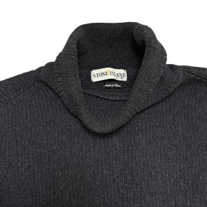 Op de afbeelding: Een witte keramische mok met een zwart handvat en de tekst "But First, Coffee" in een zwarte, handgeschreven lettertype. De mok staat op een wit oppervlak.
