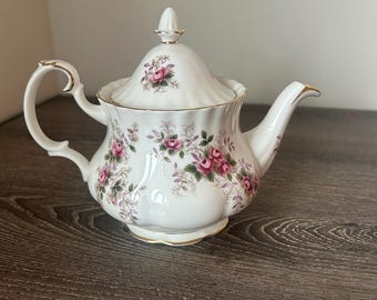 Tetera pequeña vintage de porcelana fina Royal Albert color lavanda y rosa.
