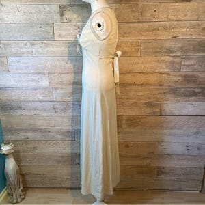 Vestido largo formal vintage de Joyce Palmer para mujer, color crema brillante. imagen 2
