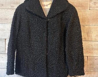 Chaqueta negra vintage de piel de cordero persa rizada para mujer de Schiaparelli Paris, de los años 50.