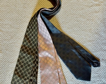Lote de tres corbatas de seda GUCCI con monograma GG, vintage y auténticas.