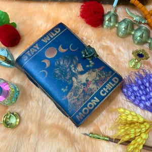 Libro de hechizos en blanco de sombras para hombres y mujeres, 200 páginas de papel antiguo hecho a mano con bordes deshilachados, cuaderno de bocetos de cuero de niño de la luna, gran regalo