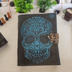 Diário de couro com caveira em relevo azul e preto. Personalização disponível, páginas brancas 240, livro de feitiços em branco. Presente para crianças em idade escolar.