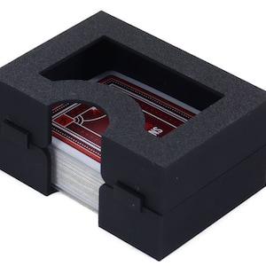 Peut inclure: Porte-cartes noir avec un jeu de cartes à l'intérieur. Le porte-cartes a une fente pour accéder facilement aux cartes.