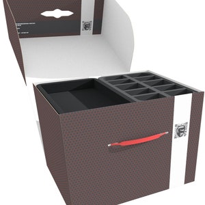 Puede incluir: Una caja negra con una manija roja y un patrón de panal. La caja está abierta y tiene un inserto de espuma negra con compartimentos. La caja está diseñada para almacenar y organizar artículos pequeños.