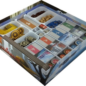 Könnte beinhalten: Weißer Kunststoff-Organizer-Einsatz für eine Brettspielbox. Der Einsatz verfügt über Fächer zum Verstauen von Spielsteinen, Karten und Spielmarken. Der Einsatz ist so konzipiert, dass er in eine bestimmte Brettspielbox passt. Der Einsatz ist aus hochwertigem Kunststoff gefertigt und robust und leicht zu reinigen.