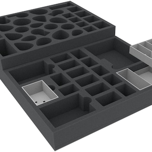 Pode incluir: Um inserto de espuma preto com vários compartimentos para organizar as peças do jogo. O inserto tem uma camada superior removível com compartimentos menores. O inserto é projetado para caber dentro de uma caixa de jogo.