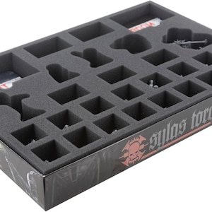 Puede incluir: Un inserto de espuma negro con 25 compartimentos para guardar figuras en miniatura. El inserto está etiquetado como "Sylas Torq" y presenta un logotipo de calavera y huesos cruzados.