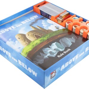 Peut inclure: Un insert d'organisation de jeu bleu et orange pour le jeu de société "Above and Below". L'insert comporte des compartiments pour les cartes, les jetons et le livret de règles.