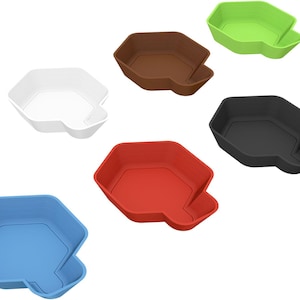 Könnte beinhalten: Satz von zehn sechseckigen Schalen in verschiedenen Farben, darunter Rot, Orange, Gelb, Grün, Blau, Weiß, Braun und Schwarz. Die Schalen haben ein einzigartiges Design mit einem kleinen Ausguss an einer Seite.