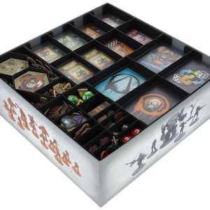 Puede incluir: Un organizador negro y gris con compartimentos para guardar piezas de juegos de mesa. El organizador está lleno de varias piezas de juego, incluyendo dados, cartas y miniaturas. El organizador está etiquetado como "Star Wars: Destiny".