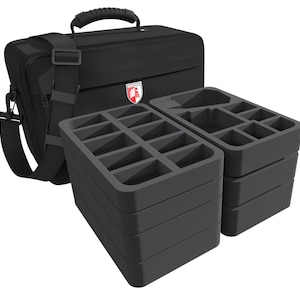 Könnte beinhalten: Eine schwarze gepolsterte Tragetasche mit einem Schultergurt und einem Logo mit der Aufschrift "Fantasy Flight Games". Die Tasche ist geöffnet und enthält mehrere schwarze Schaumstoffeinsätze mit Fächern zur Aufbewahrung von Spielteilen.