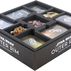 Könnte beinhalten: Ein schwarzer Schaumstoffeinsatz für das Brettspiel Star Wars Outer Rim, Deutsche Ausgabe. Der Einsatz hat Fächer für Karten, Spielsteine und Würfel.