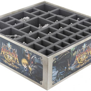 Op de afbeelding: Een grijze schuiminsert met 25 vakken om miniaturen op te bergen. De insert zit in een doos met een bedrukte afbeelding van personages uit het bordspel Arcadia Quest.