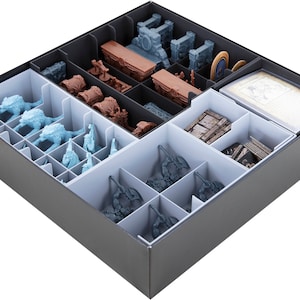 Può includere: Una scatola grigia con un inserto bianco per organizzare i pezzi del gioco. L'inserto ha scomparti per pezzi di diverse dimensioni, tra cui figurine piccole, figurine più grandi e carte. La scatola è piena di vari pezzi di gioco, tra cui figurine blu e grigie, figurine marroni e grigie e carte.
