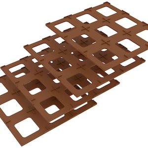 Może przedstawiać: Cztery brązowe plastikowe tace ułożone jedna na drugiej. Każda taca ma wzór siatki z kwadratowymi otworami.