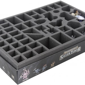 Op de afbeelding: Een grijze schuimrubberen inzet met vakken om miniaturen op te bergen. De inzet is gelabeld met "Warhammer Quest: Silver Tower".