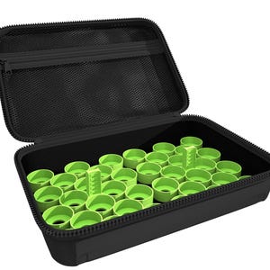 Peut inclure: Un étui noir zippé ouvert, révélant de nombreux cylindres en plastique vert et plusieurs pièces rectangulaires vertes. L'étui a un intérieur en maille et est posé sur un fond blanc.