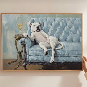 ホワイト・スタッフィーのアートプリント | 面白い犬のウォールアート | 風変わりなペットの肖像画 | カクテルラウンジの犬 | ヴィンテージ風の油絵