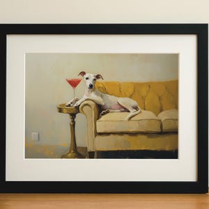 ウィペット犬のアートプリント | 風変わりなカクテル犬のウォールアート | 黄色いソファのデコレーション | ラウンジ犬のイラスト | 面白いヴィンテージペットの肖像画