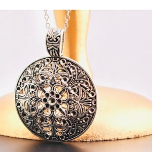 Vintage Silver Filigree Medallion Pendant Necklace