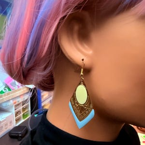 Boucles d&#39;oreilles bohèmes en or avec accent turquoise