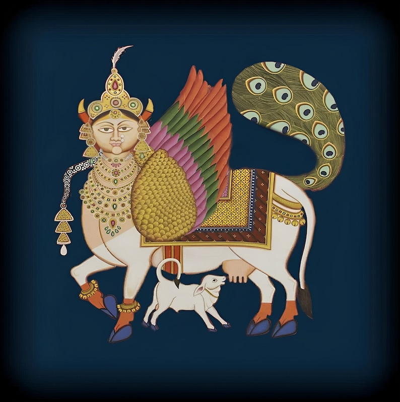 Puede incluir: Una vaca blanca con cola y alas de pavo real, que lleva una corona y joyas, con un peque&ntilde;o ternero blanco. La vaca est&aacute; representada en una pintura de estilo indio tradicional.