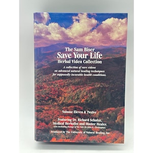 以下が含まれることがあります： 「The Sam Biser Save Your Life Herbal Video Collection, Volume Eleven & Twelve」というタイトルの本。表紙には曇り空の下の山々と秋の森の風景が描かれており、白い文字で内容や寄稿者についての詳細が記載されています。