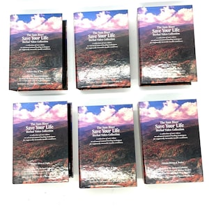 以下が含まれることがあります： 「The Sam Biser Save Your Life Herbal Video Collection」と題された6つの長方形のビデオコレクションケース。各ケースには、曇り空の下の森と山の風景画像が描かれており、巻数と内容を説明する白いテキストが記載されています。