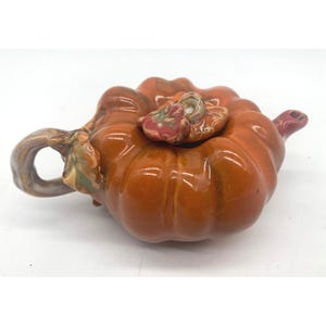 Vintage Kürbis-Teekanne, orangefarbene Keramik, dekorativer Blätterdeckel, klein, Herbsternte, klein