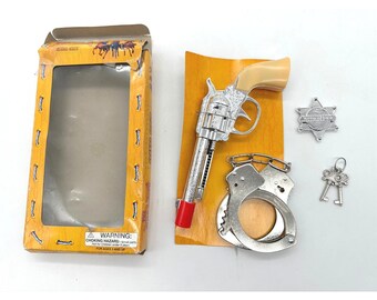 Polyfect Toys The Wild Ranger Western Playset Silver Pistol Handcuffs Badge NOS