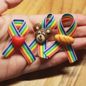 Handgemachte Regenbogen Pride Pins – Herz, Bär, Brot Anhänger – Kawaii Accessoire