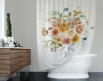 Può includere: Una tenda da doccia bianca con un design floreale ad acquerello che presenta un bouquet di fiori pesca, gialli e bianchi con foglie verdi e accenti blu.