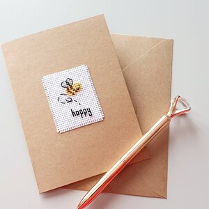 Abeille heureuse. Carte d'abeille. Juste pour dire. Carte de voeux. Vous manquez de carte. Art de l'aiguille. Carte faite main. Carte au point de croix. Carte de bourdon.