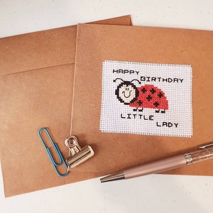 Joyeux anniversaire. Carte d'anniversaire. Carte coccinelle. Carte cousue main. Joyeux anniversaire petite demoiselle. Coccinelle. Anniversaire. Carte de voeux. Carte-cadeau.