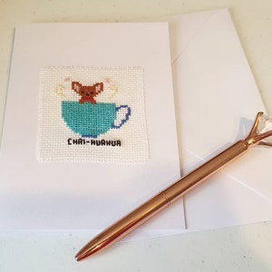 Carte Chaihauaha. Carte d'anniversaire. Carte au point de croix. Carte chien. Carte Chien dans une tasse. Joyeux anniversaire. Carte de voeux. Souhaits d'anniversaire.