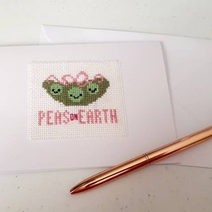 Cartão de Natal. Ervilhas na terra. Cartão de Natal divertido. Feliz Natal. Cartão em ponto cruz. Ponto cruz de Natal.