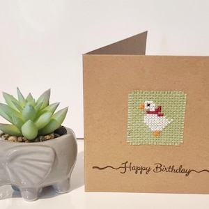 Verjaardagskaart gans, verjaardagskaart domme gans, voltooide kruissteekkaart, gansfans, Anne Stitched, unquie verjaardagskaart.