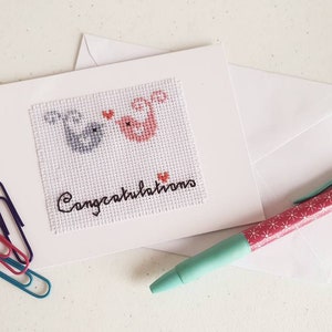 Tarjeta de compromiso. Tarjeta de boda. Tarjeta de felicitaciones. Pareja feliz. Pájaros del amor. Felicidades. Tarjeta de punto de cruz. Tarjeta de regalo. tarjeta de saludos