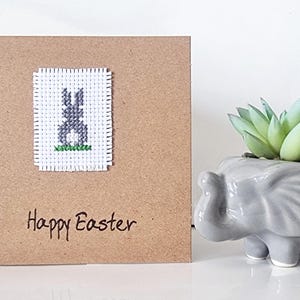 Biglietto di auguri di Pasqua. Biglietto con coniglietto pasquale. Biglietto a punto croce. Biglietto a punto croce con coniglietto.