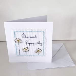 Carte de sympathie la plus profonde faite main - Fleurs brodées au point de croix - Blanc à l'intérieur - Carte de deuil/de condoléances avec enveloppe