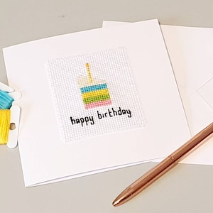 Joyeux anniversaire. Gâteau d'anniversaire. Souhaits d'anniversaire. Carte d'anniversaire. Carte d'anniversaire de gâteau. Carte cousue à la main. Art de l'aiguille. Carte faite main.