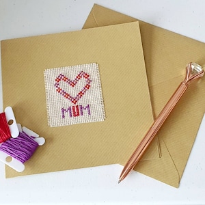 Carte d'anniversaire de maman. Je t'aime maman. Carte au point de croix. Carte d'anniversaire. Spécial maman. Carte de point de croix terminée. Carte d'anniversaire pour maman. Fait main