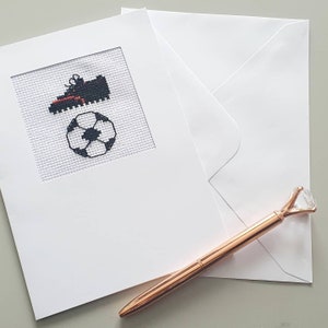 Carte de football. Carte d'anniversaire de football. Carte d'anniversaire. Joyeux anniversaire. Fan de foot. Carte au point de croix. Carte faite main.