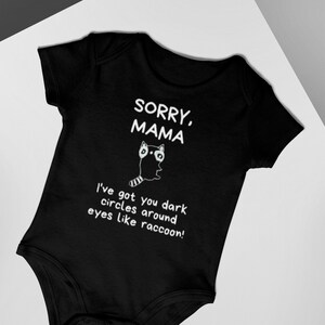 Przepraszam Mama Baby Onesie ~ Raccoon Onesie ~ Cienie wokół oczu