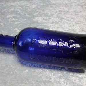 Raro tintero grande Hyde of London de principios del siglo XX en azul cobalto con borde vertedor, botella de maestro de escuela en relieve, regalo de exhibición